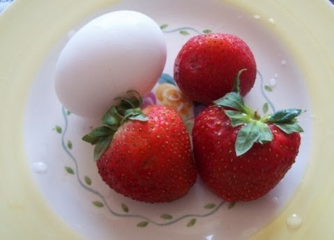 strawberry-egg-white-mask